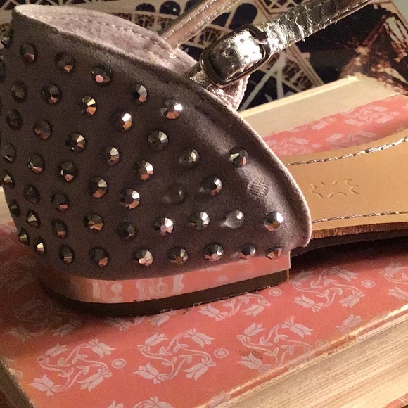 Bamboo Silver T-strap Sandals - Picture 6 of 9